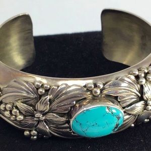 925 sterling vintage cuff bracelet 45.1g. Used sold as is.